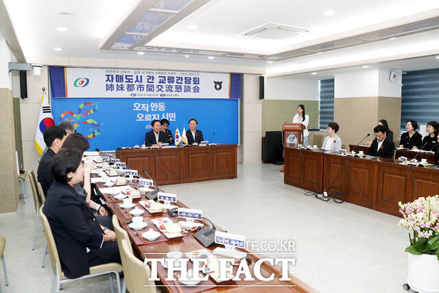 4일 일본 사가에시의 사이토 마사아키 시장을 비롯한 대표단이 안동시를 방문해 간담회를 열고 청소년과 시민이 함께하는 지속 가능한 교류 협력 방안을 논의했다./안동시