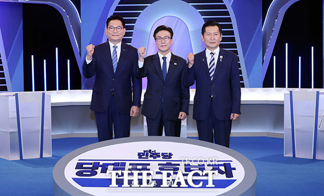송영길·김민석·정청래 더불어민주당 당대표 후보(왼쪽부터)가 5일 오후 서울 여의도 KBS에서 열린 TV토론회 시작 전 포즈를 취하고 있다. /국회사진기자단