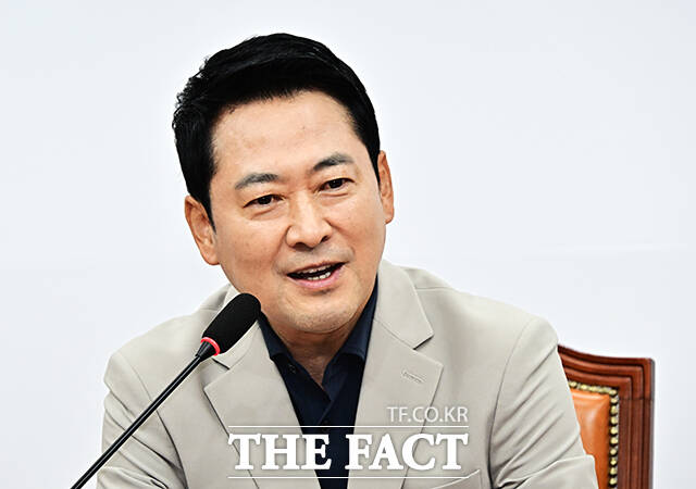 장동혁 국민의힘 대표가 5일 오후 서울 여의도 국회에서 열린 현안 관련 기자간담회에 참석해 모두발언을 하고 있다. /배정한 기자