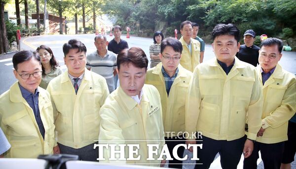 전문학 대전시 서구청장(왼쪽부터 세 번째)이 5일 강정수 서구의회 의장(왼쪽 두 번째) 등과 함께 장태산자연휴양림을 방문해 사회복지시설 이송로 확장 사업 현장 등을 점검했다. /대전시 서구