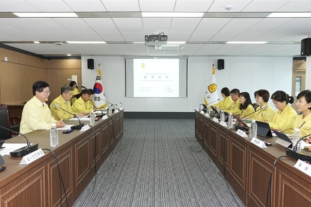 서울 종로구는 폭염중대경보 발효에 따라 폭염 통합지원본부를 중심으로 직원 450명을 투입해 비상근무에 들어갔다고 5일 밝혔다. /종로구