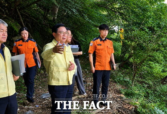 김석필 천안시 부시장이 4일 동남구 북면 일원 물놀이 관리지역을 찾아 유관기관 관계자들과 안전시설물을 점검하고 있다. /천안시