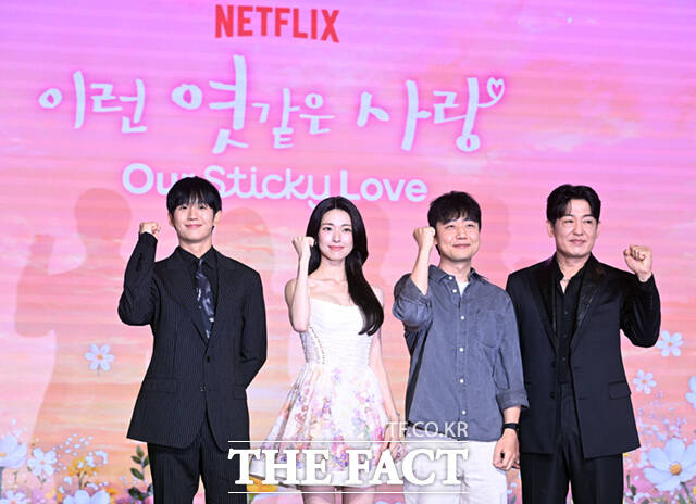 배우 정해인과 하영, 김장한 감독, 허성태(왼쪽부터)가 5일 서울 마포구 호텔 나루 서울 엠갤러리에서 열린 넷플릭스 시리즈 '이런 엿같은 사랑' 제작발표회에 참석해 포즈를 취하고 있다.