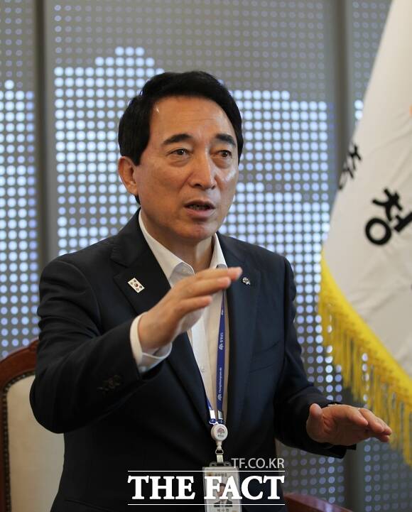 박수현 충남도지사가 4일 <더팩트>와의 인터뷰에서 민선9기 충남도정 방향에 대해 설명하고 있다. /노경완 기자