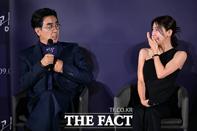 '비광'에서 톱스타 부부를 연기한 류승룡(왼쪽)과 하지원이 촬영에 대한 에피소드를 이야기하고 있다.