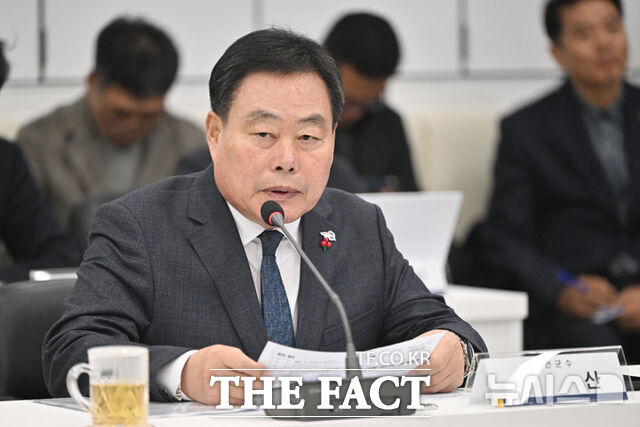 김산 전남광주시 무안군수가 지난해 12월 광주시 서구 광주도시공사에서 열린 광주 군공항 이전 6자 협의체 회의에 참석해 모두 발언하고 있다. /뉴시스