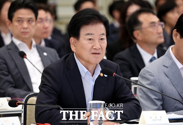통일부는 하반기 중점 추진과제로 ‘한반도 평화공존 발전구상’을 제시하고, 한반도 정세변화 대응을 위한 ‘피스페이커-페이스메이커+(플러스)’를 추진한다. 사진은 정동영 통일부 장관이 5일 청와대 영빈관에서 열린 외교부·국방부·통일부·국가보훈부에 대한 부처 업무보고에서 발언하는 모습. /뉴시스
