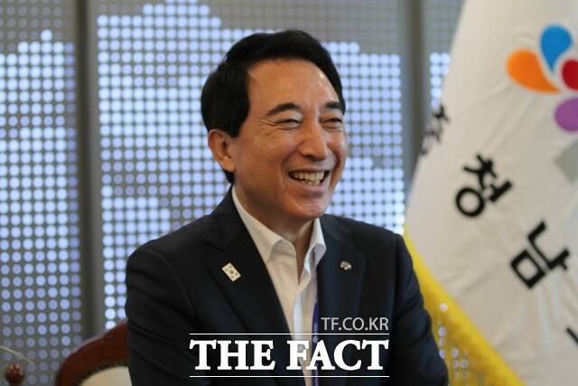 박수현 충남도지사가 4일 <더팩트>와의 인터뷰에 응하고 있다. /노경완 기자