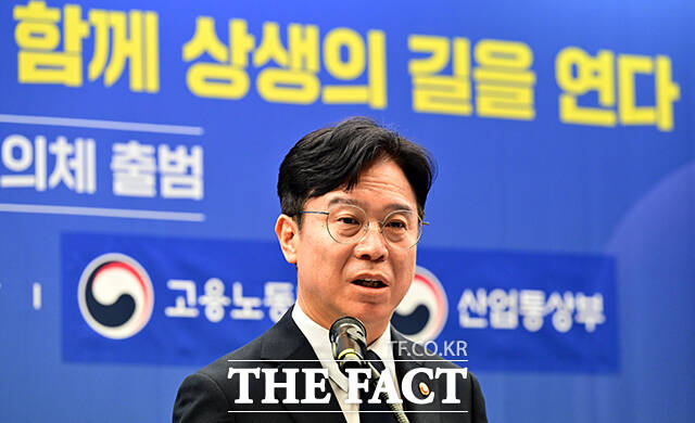 김영훈 고용노동부 장관이 지난달 13일 오전 서울 중구 프레스센터에서 열린 조선업 노사정 협의체 발족식에 참석해 기념사를 하고 있다. /임영무 기자