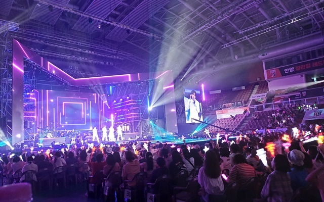 트로트 신예 하루(HARU)가 데뷔 후 처음으로 자신의 이름을 내건 팬콘서트를 개최하며 팬들과 특별한 만남을 갖는다. 오는 10월 10일 오후 5시 서울 세종대학교 대양홀과 10월 17일 오후 5시 부산 벡스코 오디토리움에서 '2026 하루 첫 팬콘서트-오늘, 하루 : 처음 들려주는 이야기'를 개최한다. /하루종일