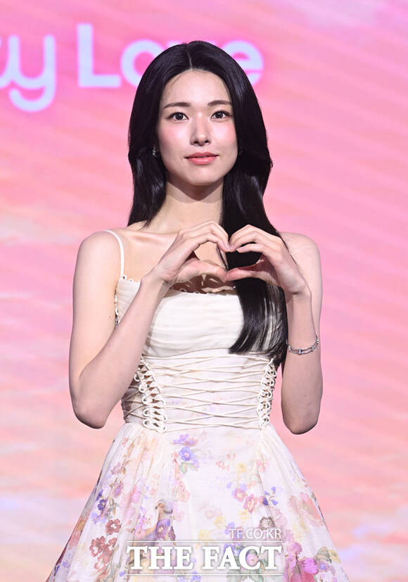 배우 정해인과 하영, 김장한 감독, 허성태(왼쪽부터)가 5일 서울 마포구 호텔 나루 서울 엠갤러리에서 열린 넷플릭스 시리즈 '이런 엿같은 사랑' 제작발표회에 참석해 포즈를 취하고 있다.
