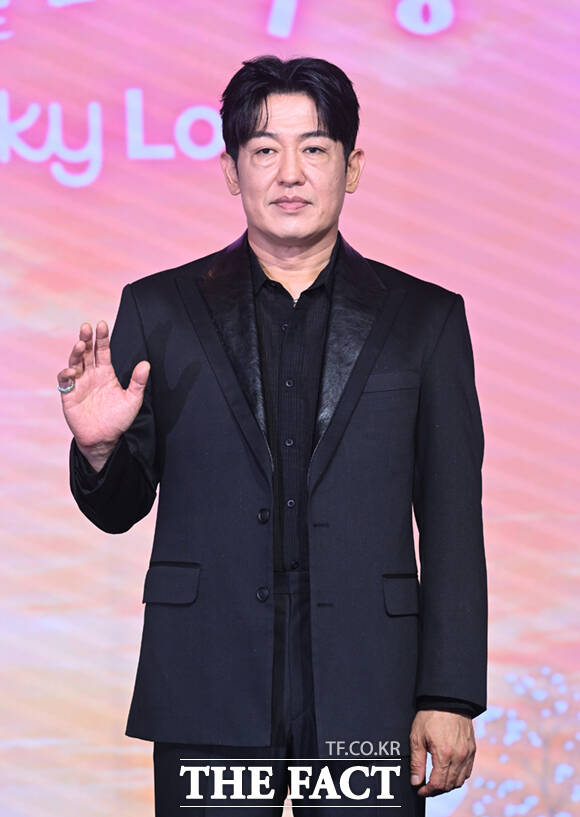 배우 정해인과 하영, 김장한 감독, 허성태(왼쪽부터)가 5일 서울 마포구 호텔 나루 서울 엠갤러리에서 열린 넷플릭스 시리즈 '이런 엿같은 사랑' 제작발표회에 참석해 포즈를 취하고 있다.