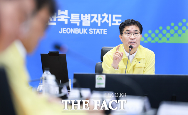 5일 전북도청 재난안전상황실에서 이원택 전북도지사가 실·국장을 비롯한 14개 시·군 단체장들과 폭염·가뭄 대응 추진 상황 긴급대책 점검회의를 하고 있다. /전북도
