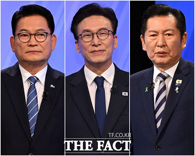 송영길·김민석·정청래 더불어민주당 당대표 후보(왼쪽부터)가 5일 오후 서울 여의도 KBS에서 열린 TV토론회 시작 전 포즈를 취하고 있다. /국회사진기자단
