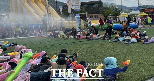 2026 성주썸머워터바캉스 행사장을 찾은 어린이와 가족들이 물총을 들고 물대포와 함께 펼쳐지는 물총놀이 이벤트를 즐기며 여름 추억을 만들고 있다. /성주군