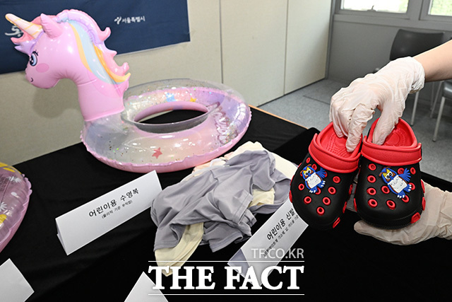 서울시 관계자가 부적합 판정을 받은 어린이용 물안경을 들어 보이고 있다.
