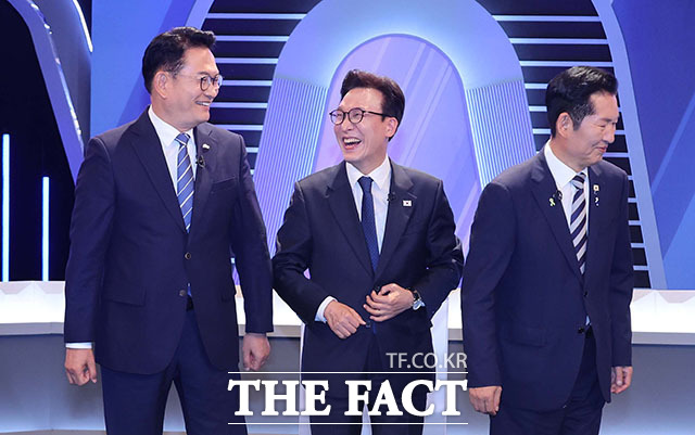 송영길·김민석·정청래 더불어민주당 당대표 후보(왼쪽부터)가 5일 오후 서울 여의도 KBS에서 열린 TV토론회 시작 전 포즈를 취하고 있다. /국회사진기자단