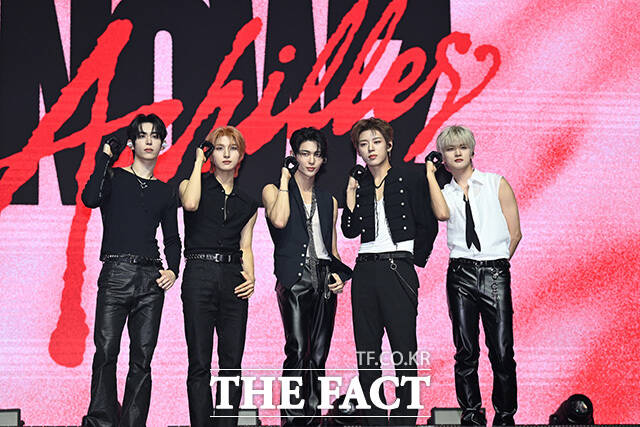 그룹 나우즈(NOWZ)의 현빈과 연우, 시윤, 진혁, 윤(왼쪽부터)이 5일 오후 서울 광진구 예스24라이브홀에서 열린 디지털 싱글 'Achilles' 발매 기념 쇼케이스에 참석해 포즈를 취하고 있다. /송호영 기자