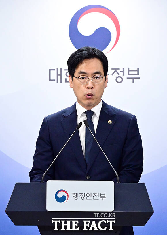 김민재 행정안전부 차관(왼쪽)이 5일 오전 서울 종로구 정부서울청사에서 2026년 업무보고 사전 브리핑을 하고 있다. /임영무 기자