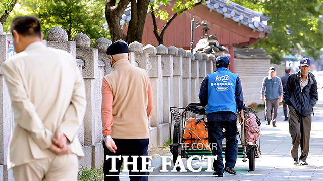 한국의 노인빈곤율이 경제협력개발기구(OECD) 평균의 3배에 육박하는 것으로 드러났다. /더팩트 DB