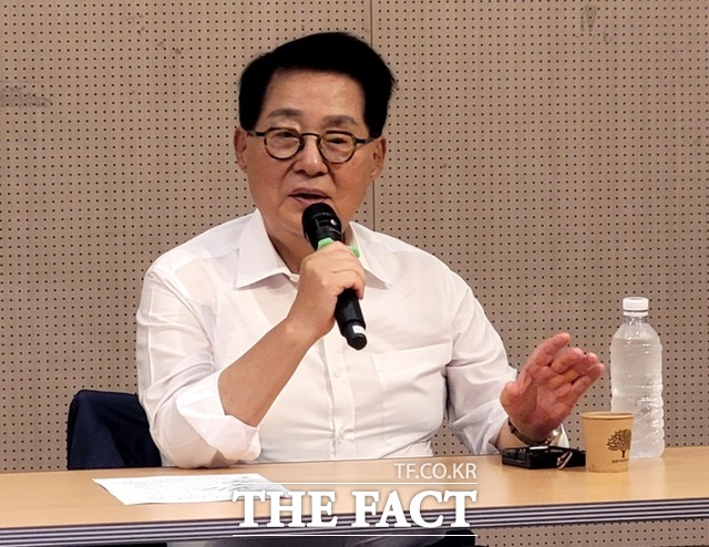 5일 대구YMCA 강당에서 강연하는 박지원 더불어민주당 의원 /박병선 기자