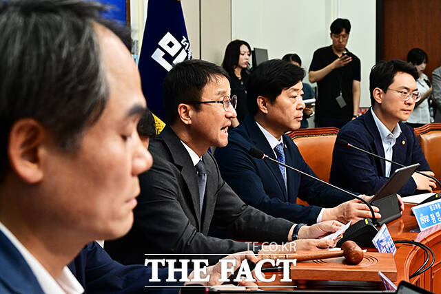 한병도 더불어민주당 대표 직무대행 겸 원내대표가 5일 오전 서울 여의도 국회에서 열린 최고위원회의에 참석해 모두발언을 하고 있다. /국회=배정한 기자