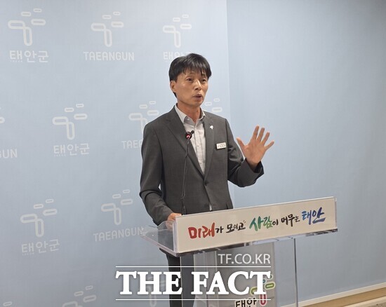 김장호 태안군청 행정지원과장이 5일 군청 브리핑룸에서 정례 브리핑 중인 모습. /이수홍 기자