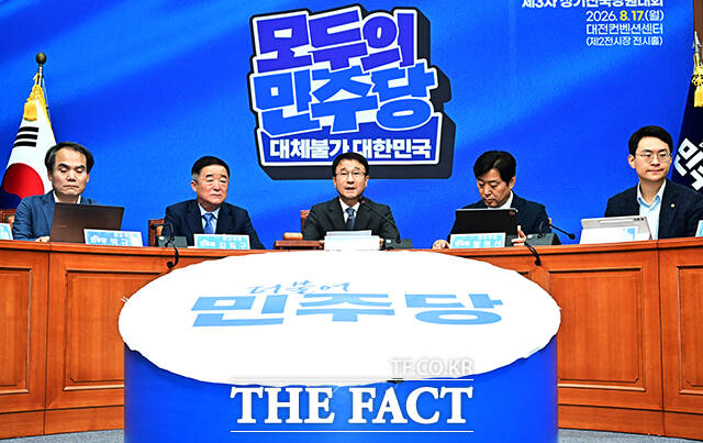 한병도 더불어민주당 대표 직무대행 겸 원내대표가 5일 오전 서울 여의도 국회에서 열린 최고위원회의에 참석해 모두발언을 하고 있다. /국회=배정한 기자
