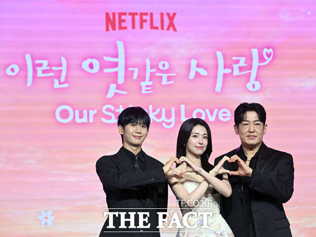 배우 정해인과 하영, 김장한 감독, 허성태(왼쪽부터)가 5일 서울 마포구 호텔 나루 서울 엠갤러리에서 열린 넷플릭스 시리즈 '이런 엿같은 사랑' 제작발표회에 참석해 포즈를 취하고 있다.