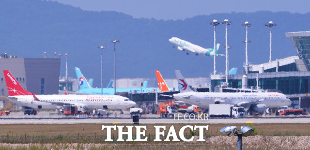 인천국제공항 2터미널 활주로에 아지랑이가 피어오르고 있다. /더팩트 DB