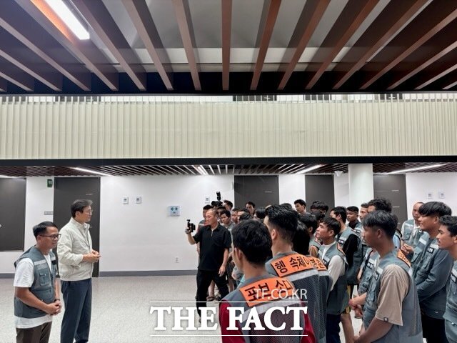 우승희 영암군수가 외국인 근로자들에게 이름이 적힌 조끼를 나눠주고 있다. /영암군