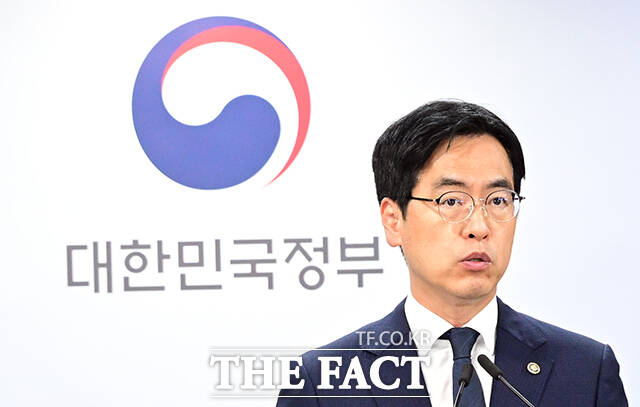 김민재 행정안전부 차관(왼쪽)이 5일 오전 서울 종로구 정부서울청사에서 2026년 업무보고 사전 브리핑을 하고 있다. /임영무 기자