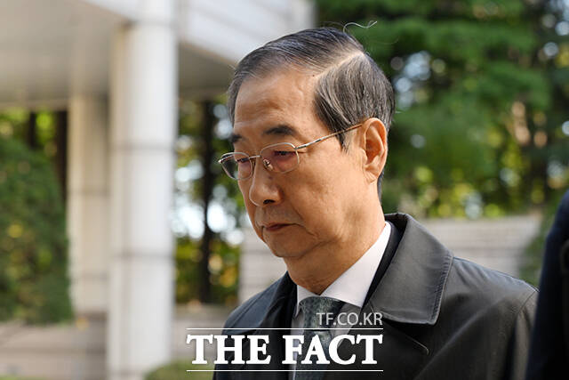 한덕수 전 국무총리가 27일 오전 서울 서초구 서울중앙지방법원에서 열린 내란 우두머리 방조 혐의 4차 공판에 출석하고 있다. /서예원 기자