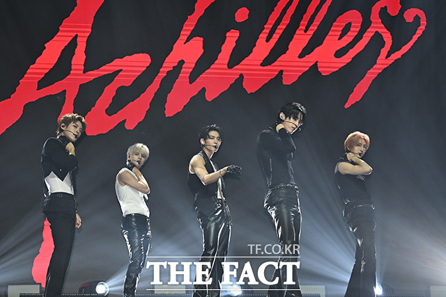 그룹 나우즈(NOWZ)가 5일 오후 서울 광진구 예스24라이브홀에서 열린 디지털 싱글 'Achilles' 발매 기념 쇼케이스에 참석해 무대를 선보이고 있다. /송호영 기자