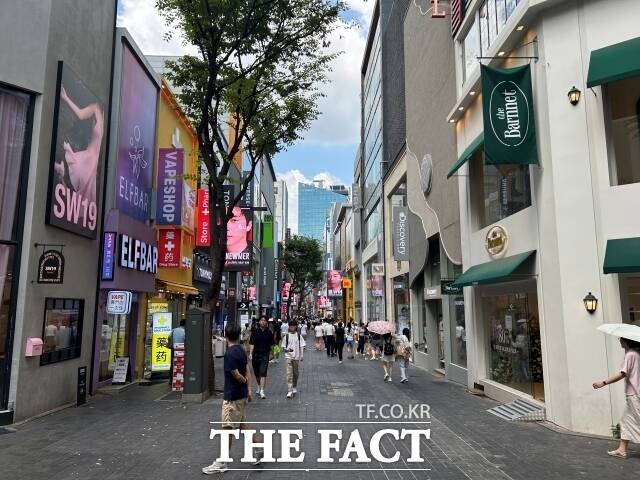 지난 5일 오후 2시 서울 중구 명동 거리. 36°C를 웃도는 뜨거운 날씨에도 쇼핑에 매진한 외국인 관광객들이 분주하게 움직이고 있다. /김정산 기자