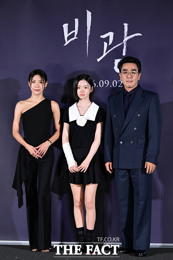 5일 오전 서울 용산구 CGV아이파크몰에서 열린 영화 '비광' 제작보고회에서 배우 하지원, 김시아, 류승룡이 포즈를 취하고 있다. /남윤호 기자