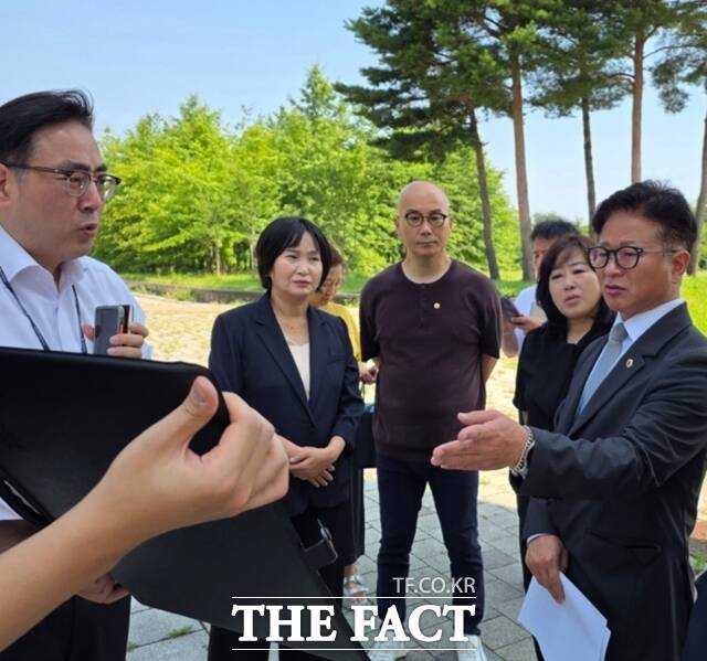4일 김광훈 인천시의원(오른쪽 첫 번째)이 영종 미단시티 국제학교 추진 상황에 대해 설명을 듣고 있다. /인천시의회