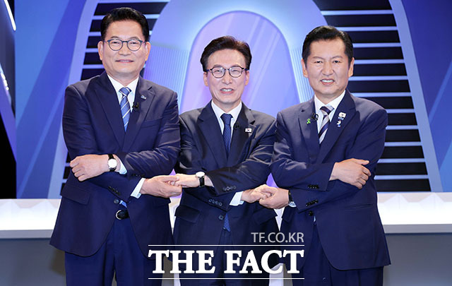 송영길·김민석·정청래 더불어민주당 당대표 후보(왼쪽부터)가 5일 오후 서울 여의도 KBS에서 열린 TV토론회 시작 전 포즈를 취하고 있다. /국회사진기자단