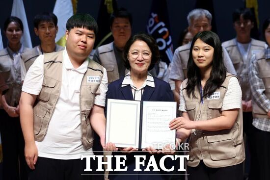 추미애 경기도지사가 5일 경기도청 다산홀에서 진행된 ‘2026년 경기도 체납관리단 발대식’에서 포근한 공정이 돼 줄 것을 당부한 뒤 조사원들과 기념 촬영을 하고 있다. /경기도