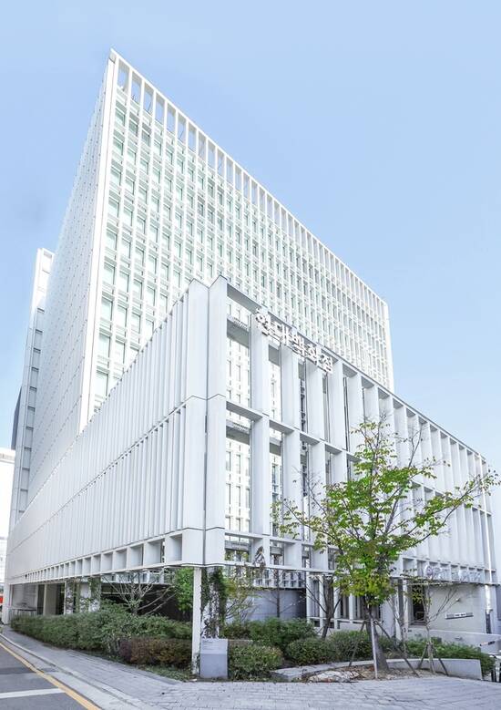 현대백화점은 올해 2분기 연결 기준 매출이 1조681억원, 영업이익이 793억원으로 전년 동기 대비 각각 8.7%, 1.1% 감소했다고 5일 공시했다. /현대백화점그룹
