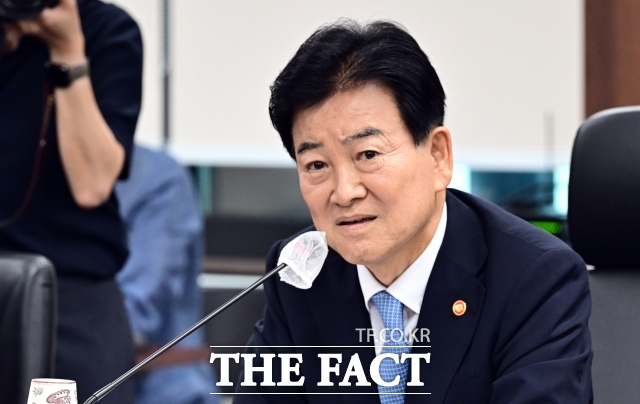 통일부가 주적 표현을 대체하고 북한의 공식 국호인 ‘조선’ 사용을 공론화하는 방안을 제시했지만, 이재명 대통령은 