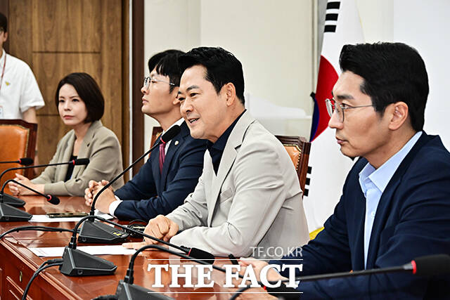 장동혁 국민의힘 대표가 5일 오후 서울 여의도 국회에서 열린 현안 관련 기자간담회에 참석해 모두발언을 하고 있다. /국회=배정한 기자