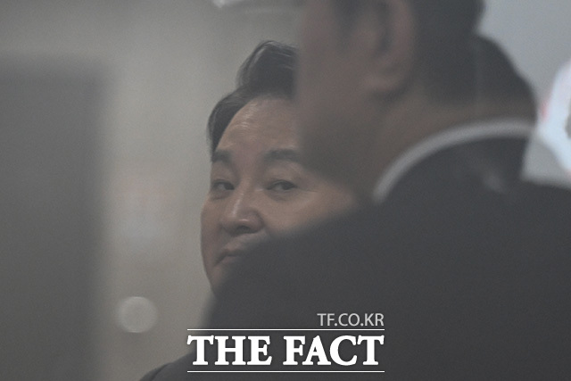 [더팩트 | 과천=송호영 기자] 원희룡 전 국토교통부 장관이 7월 23일 오전 직권남용 권리행사방해혐의 관련 피의자 조사를 받기 위해 경기 과천시 2차 종합특검 사무실로 출석 중 취재진을 바라보고 있다.