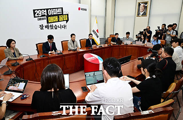 장동혁 국민의힘 대표가 5일 오후 서울 여의도 국회에서 열린 현안 관련 기자간담회에 참석해 모두발언을 하고 있다. /국회=배정한 기자