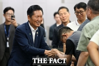  서울시 공무관 만난 정청래 후보 [포토]