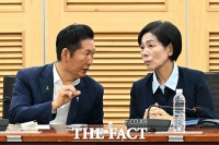  대화 나누는 정청래-최민희 [포토]