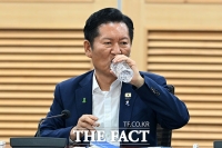  물 마시는 정청래 민주당 당대표 후보 [포토]