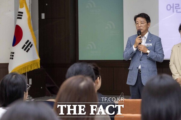 대전시 대덕구가 6일 구청 청렴관에서 어린이 이용시설 종사자 210여 명을 대상으로 '어린이 안전관리에 관한 법률'에 따라 법정 의무교육을 진행한 가운데 김찬술 대덕구청장이 인사말을 하고 있다. /대덕구