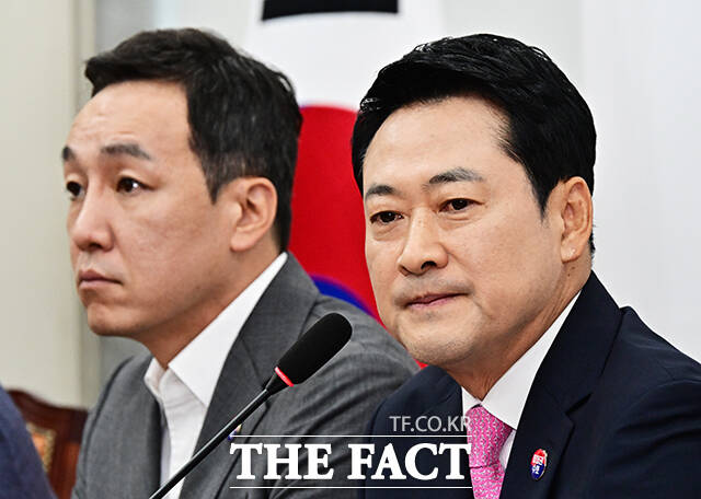 장동혁 국민의힘 대표(오른쪽)가 6일 오전 서울 여의도 국회에서 열린 최고위원회의에 참석해 모두발언을 하고 있다. /국회=배정한 기자