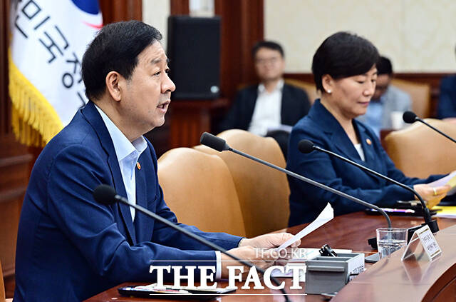 구윤철 부총리 겸 재정경제부 장관이 6일 오전 서울 종로구 정부서울청사에서 열린 비상경제본부 회의 겸 경제·구조혁신 관계장관회의에 참석해 모두발언을 하고 있다. /임영무 기자